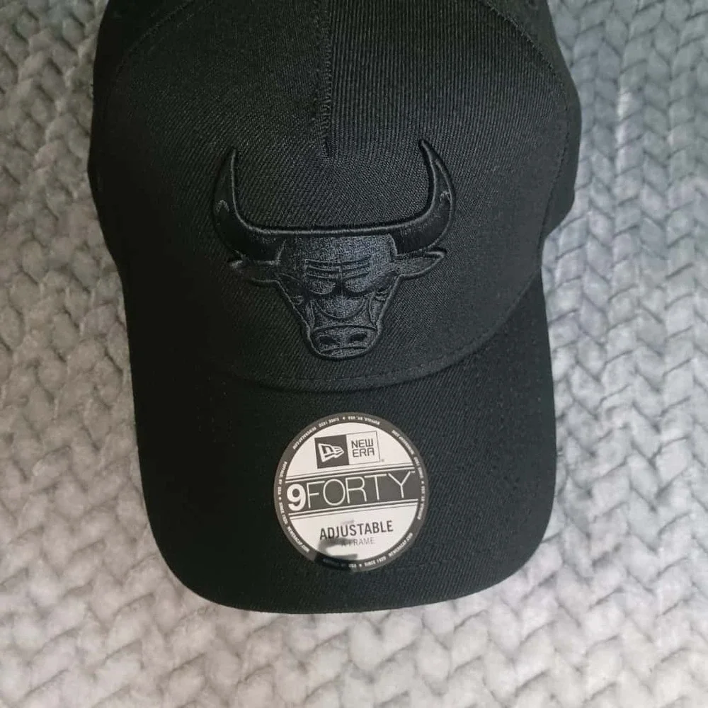 New Era Mens Chicago Bulls Snapback Hat Black On Black 9FORTY One Size Fits Most